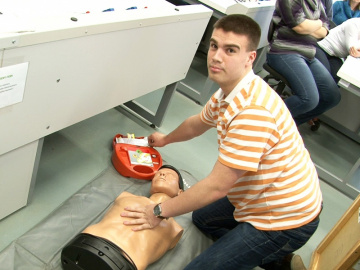 Így kell használni a defibrillátort 2014